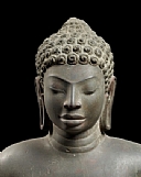 בודהה, פרט.  השאלה מן המוזיאון הלאומי, בנגקוק.